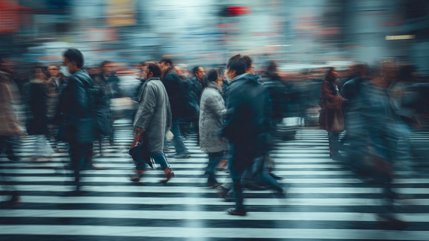 Behavioral scientists say that people who walk faster than average are more successful and smarter than slow walkers