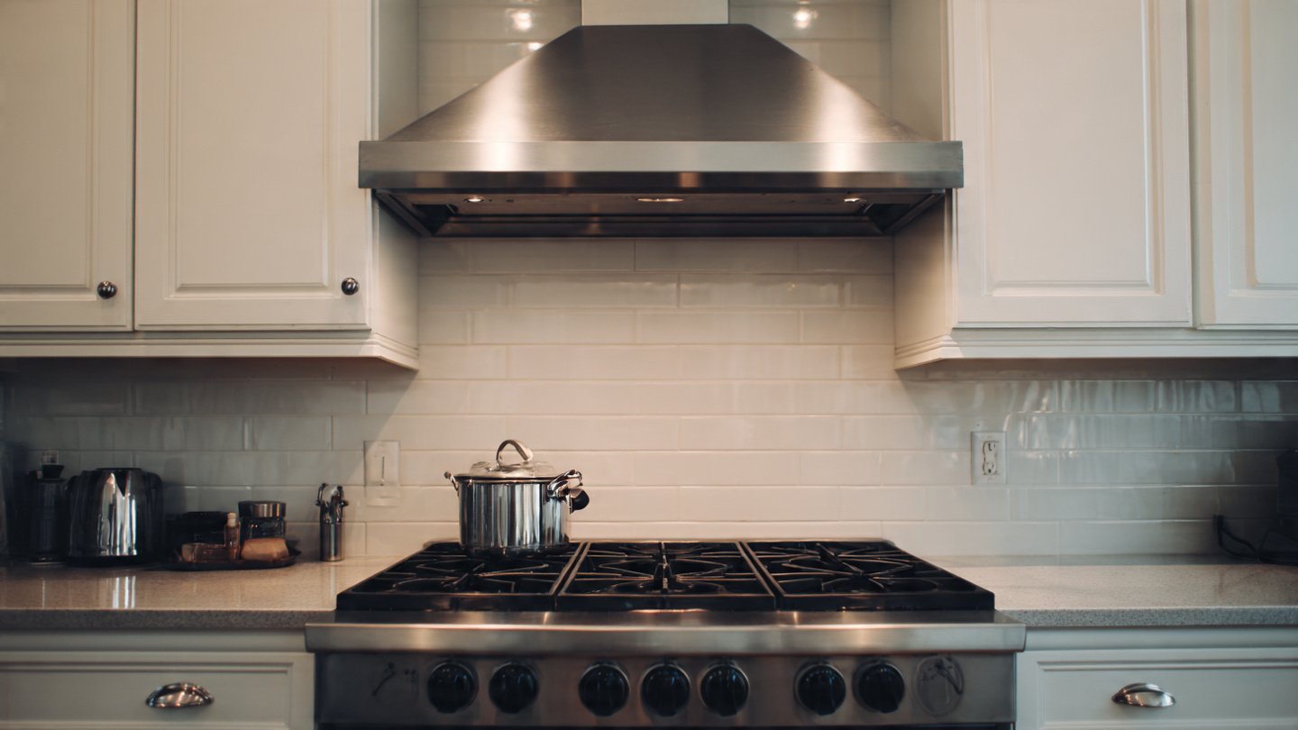 No vinegar, no bleach : the simple hack to clean range hood grease without doing a thing