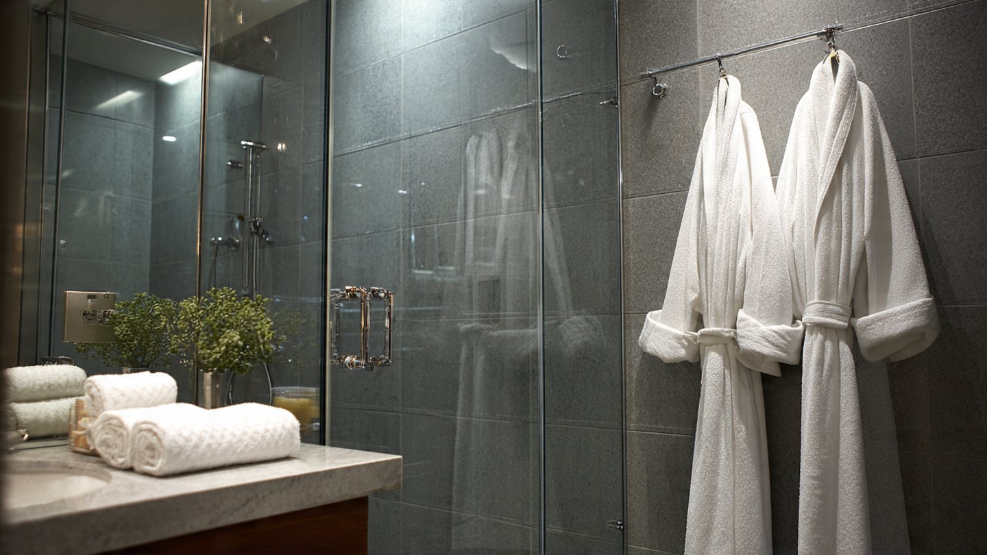 Spotless shower screens: the hotel trick for streak-free glass